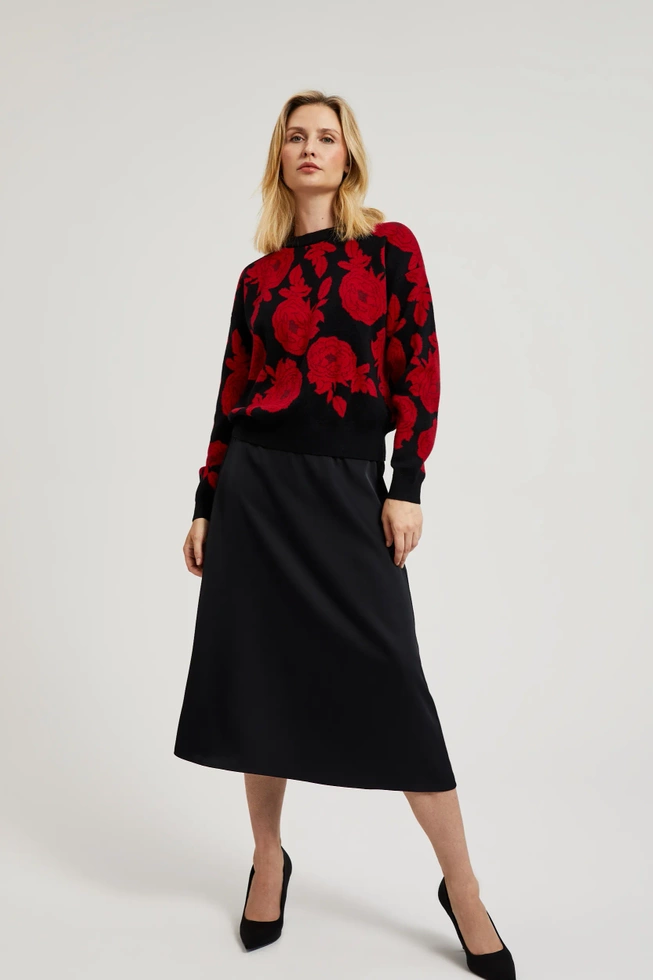 Sweter z nadrukiem róż czarny
