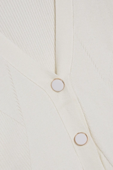 Sweter zapinany na ozdobne guziki biały