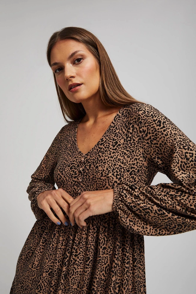 Wzorzysta sukienka z falbaną o długości przed kolano ciemnobeżowa