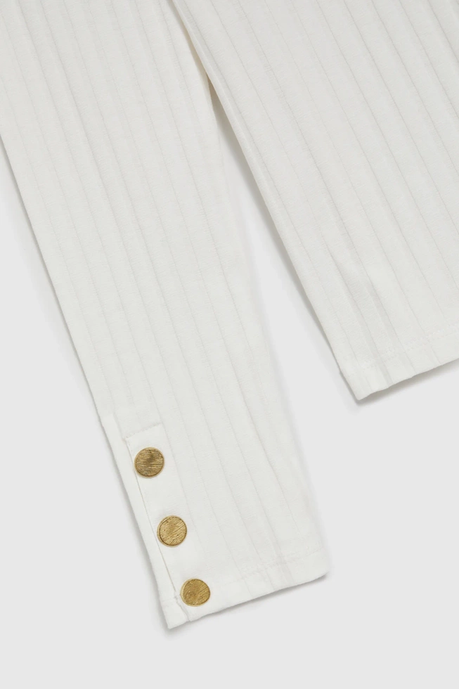 Prążkowany golf z ozdobymi guzikami na rękawach biały