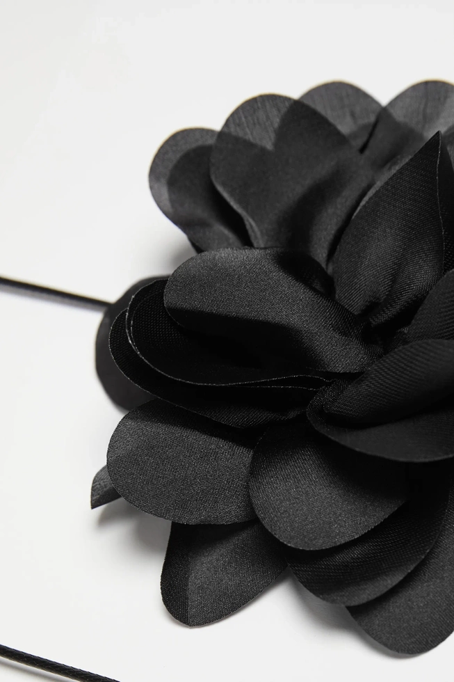 Wiązany choker z materiałowym kwiatem czarny