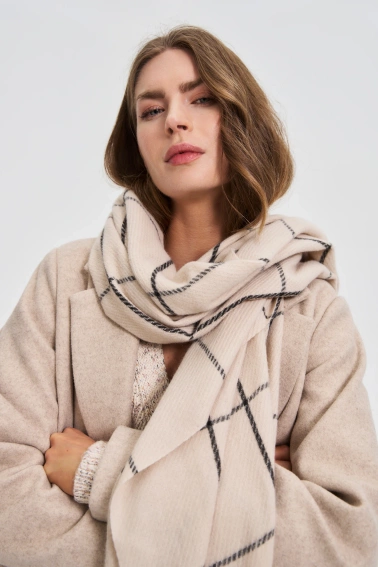 Szal w kratę z frędzlami beżowy