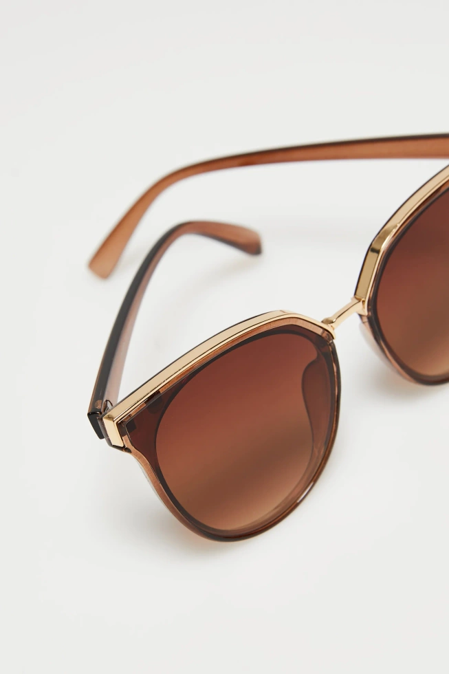 Okulary przeciwsłoneczne ozdobione złotymi elementami brązowe
