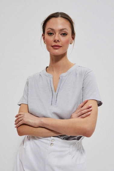 Bluzka z ażurowym dekoltem w serek