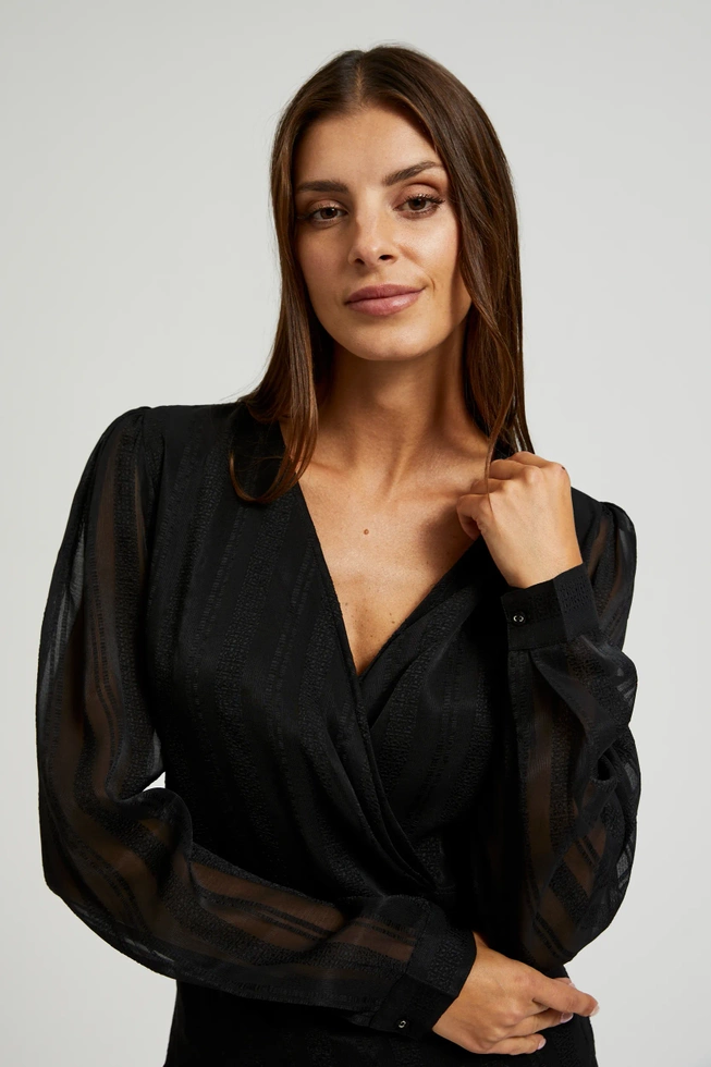 Elegancka koszula z dekoltem w serek czarna