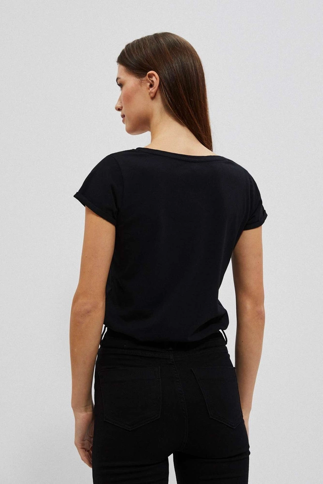 T-shirt z napisem czarny