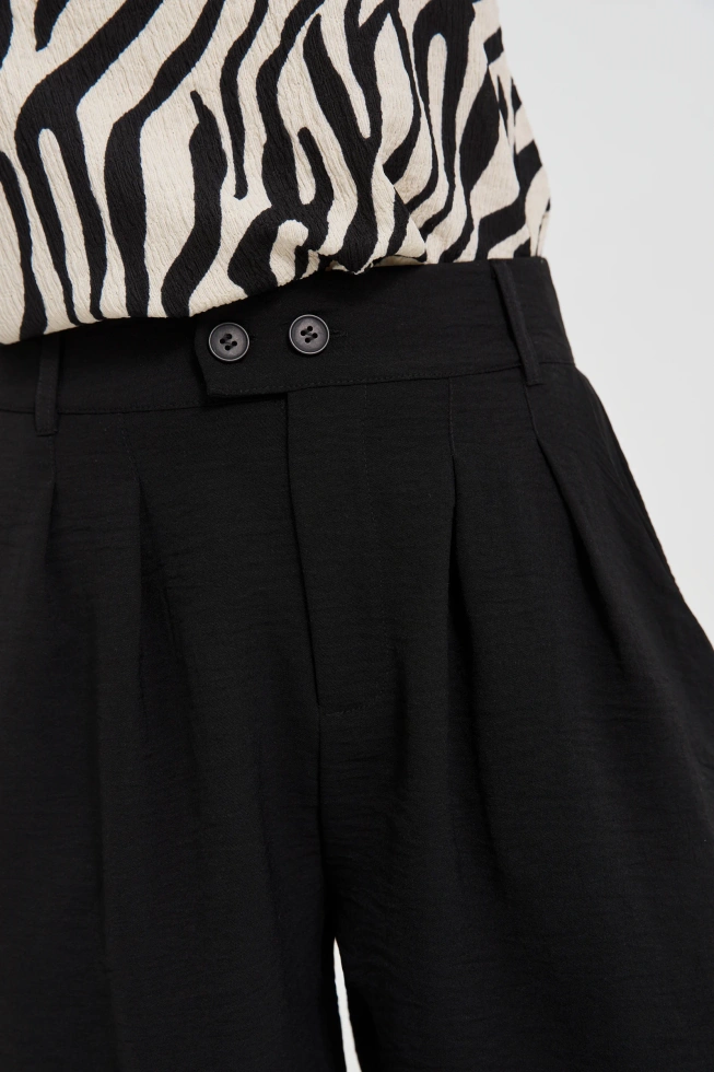 Szorty z kieszeniami czarne