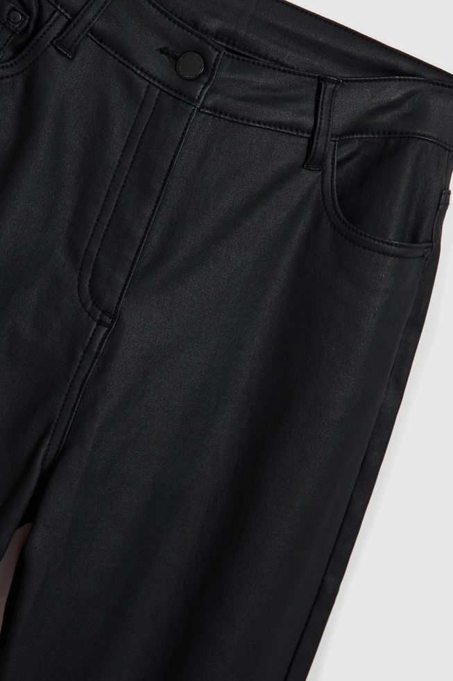 Woskowane spodnie z prostymi nogawkami czarne