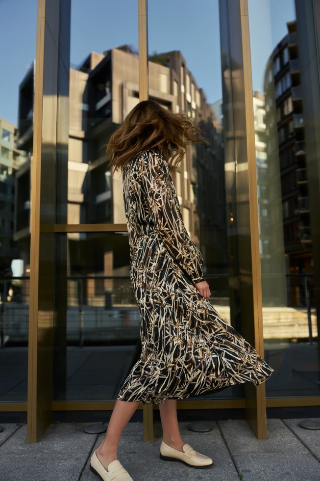 Sukienka w roślinny wzór z paskiem czarna