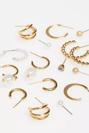 Zestaw ozdobnych kolczyków w kolorze złota