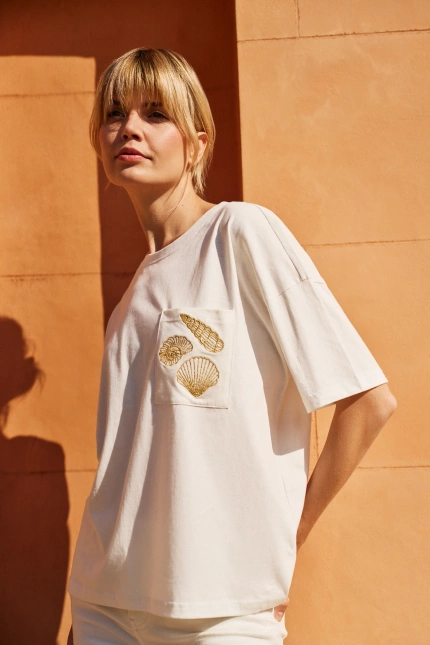 T-shirt z hatfem na kieszonce biały