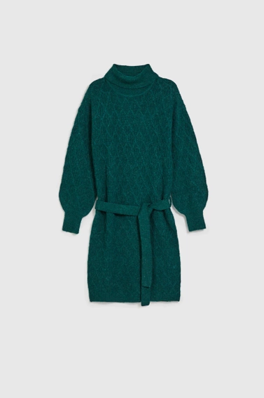 Dzianiowa sukienka z golfem i bufiastymi rękawami zielona