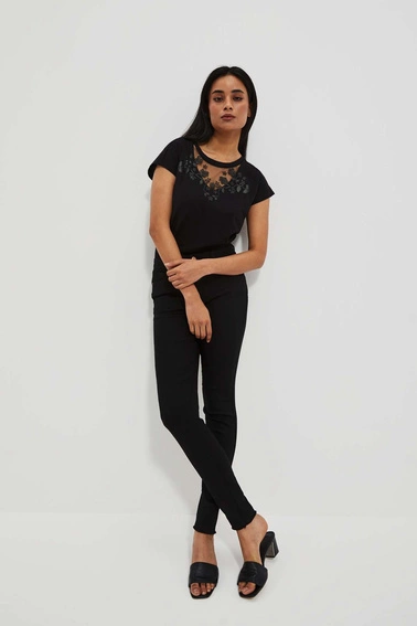 Bluzka z ażurowym dekoltem i wzorem kwiatów czarna