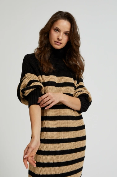 Dzianinowa sukienka w paski z golfem czarna