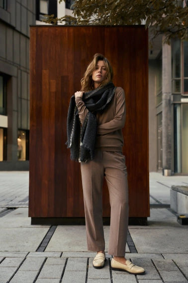 Gładki szal ciemnoszary