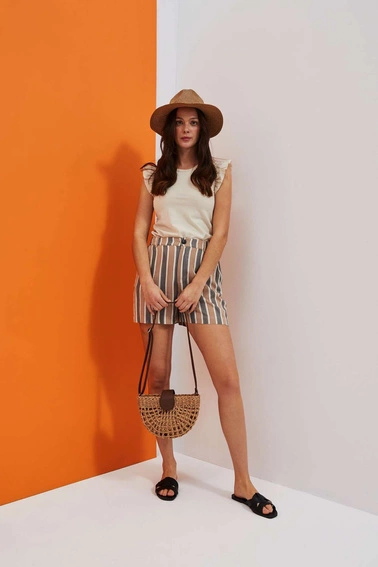 Kapelusz słomkowy z ozdobnym łańcuszkiem