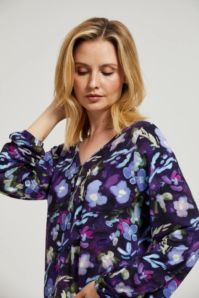 Bluzka w kwiaty z dekoltem w serek granatowa