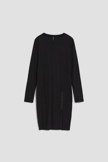 Prążkowana sukienka z ozdobnym guzikami