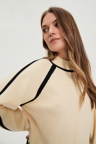 Sweter z półgolfem beżowy