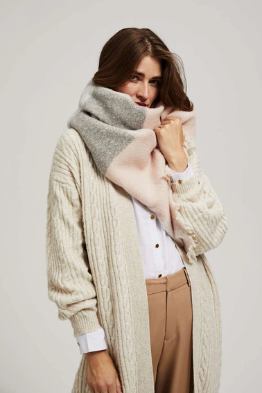 Szalik w kratę z postrzępionym brzegiem pudrowo-różowy