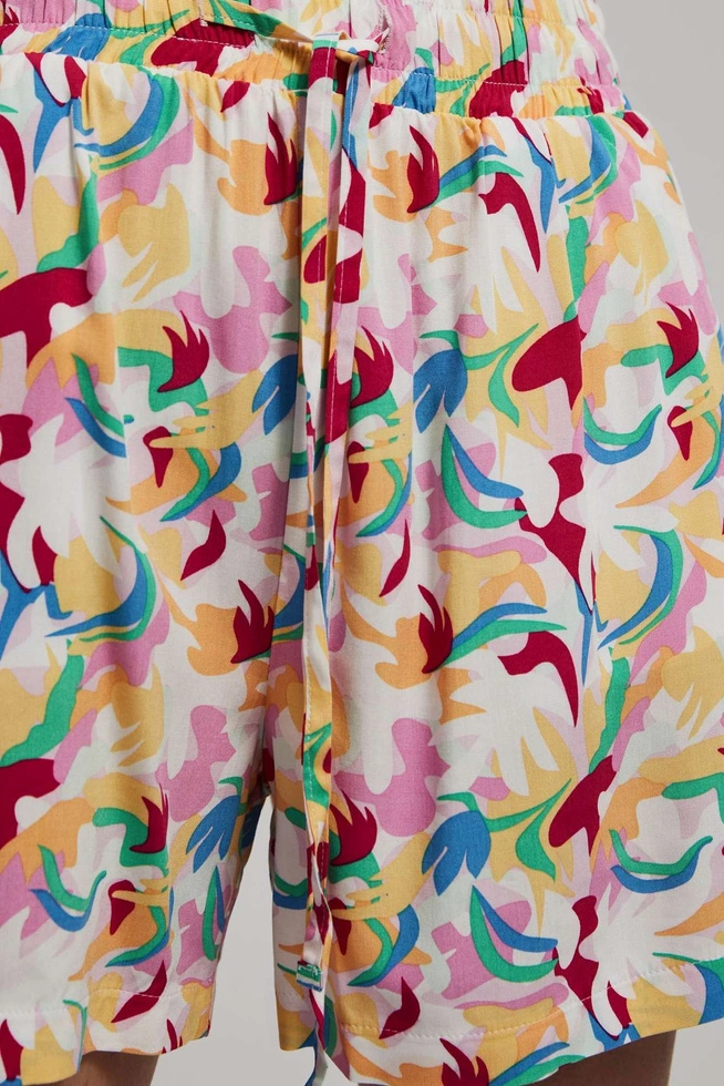 Szorty z nadrukiem liliowe