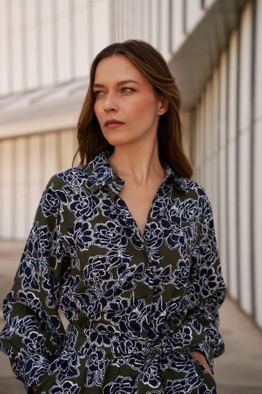 Szmizjerka z wzorem kwiatów oliwkowa