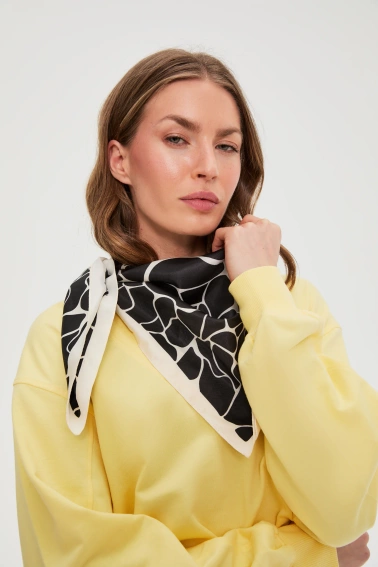 Wzorzysta apaszka czarna 