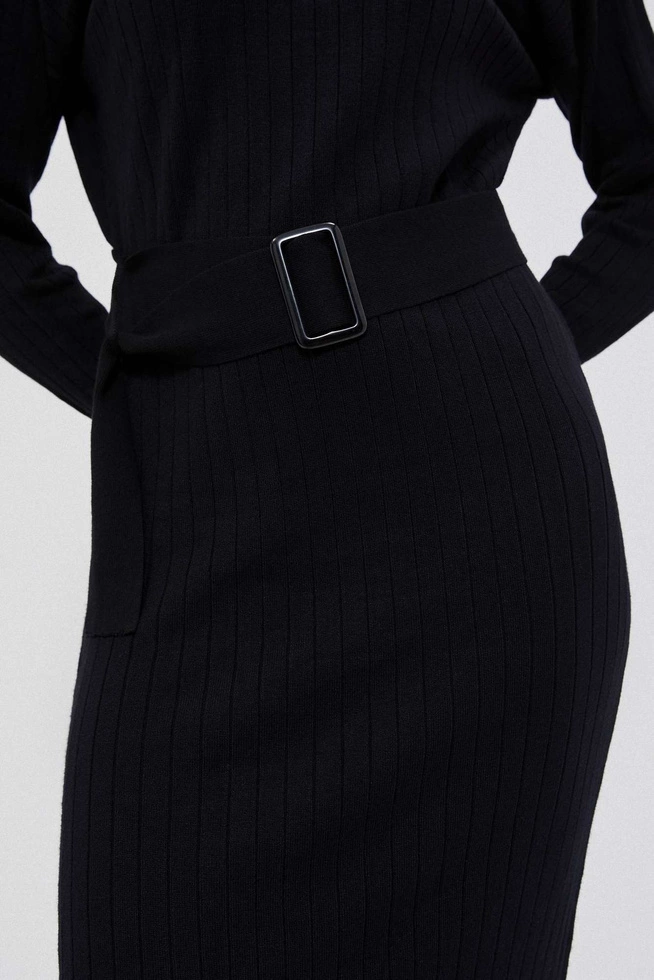 Prążkowana sukienka z paskiem czarna