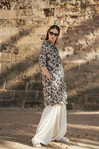 Sukienka z dekoltem zapinanym na guziki beżowa