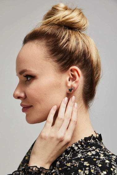 Zestaw kolczyków typu wkrętki w kolorze złota