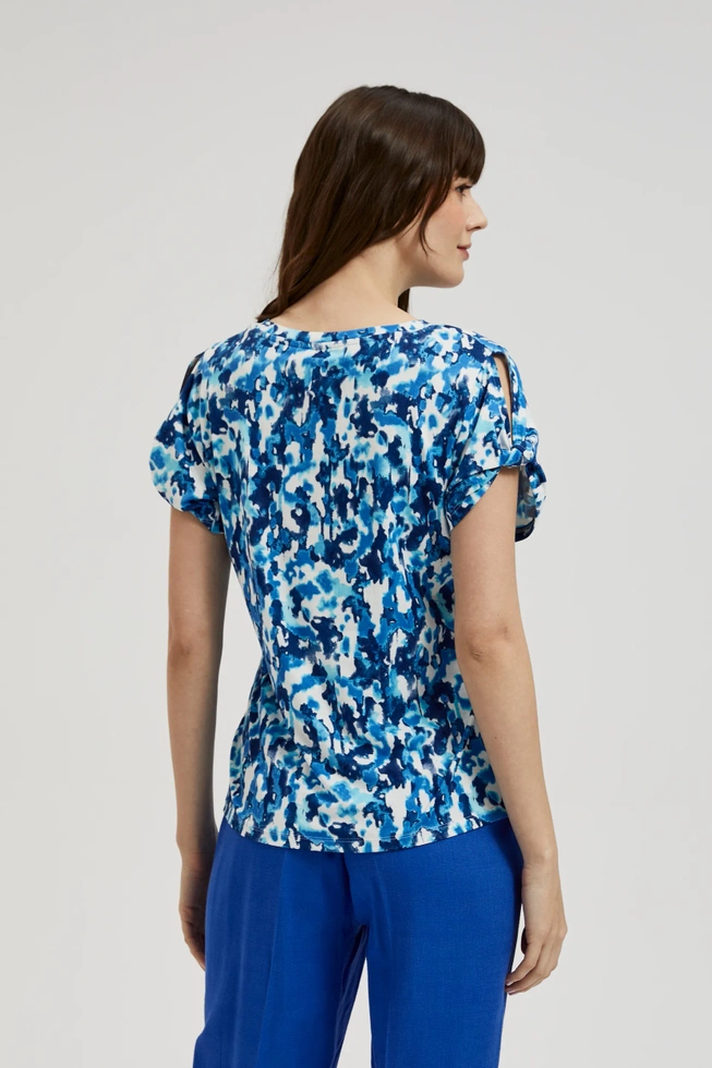 Bluzka w kwiatowym wzorem niebieska