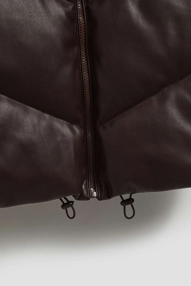 Pikowana kamizelka z kapturem brązowa