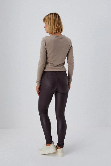 Woskowane spodnie o dopasowanym kroju kasztanowe