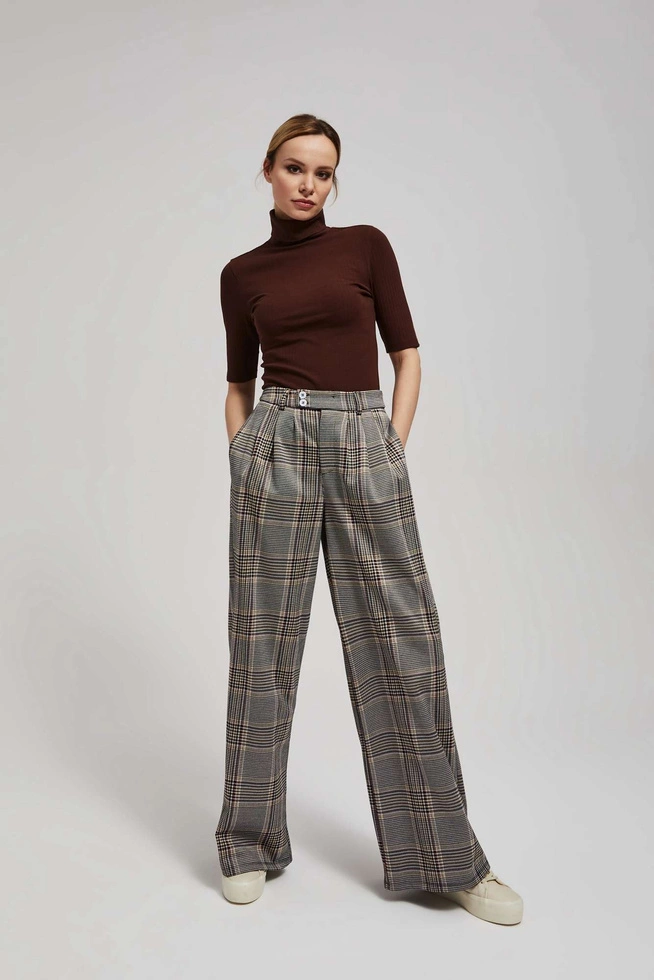 Prążkowana bluzka z golfem brązowa