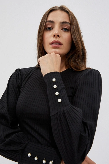Bluzka z półgolfem i guzikami na rękawach czarna