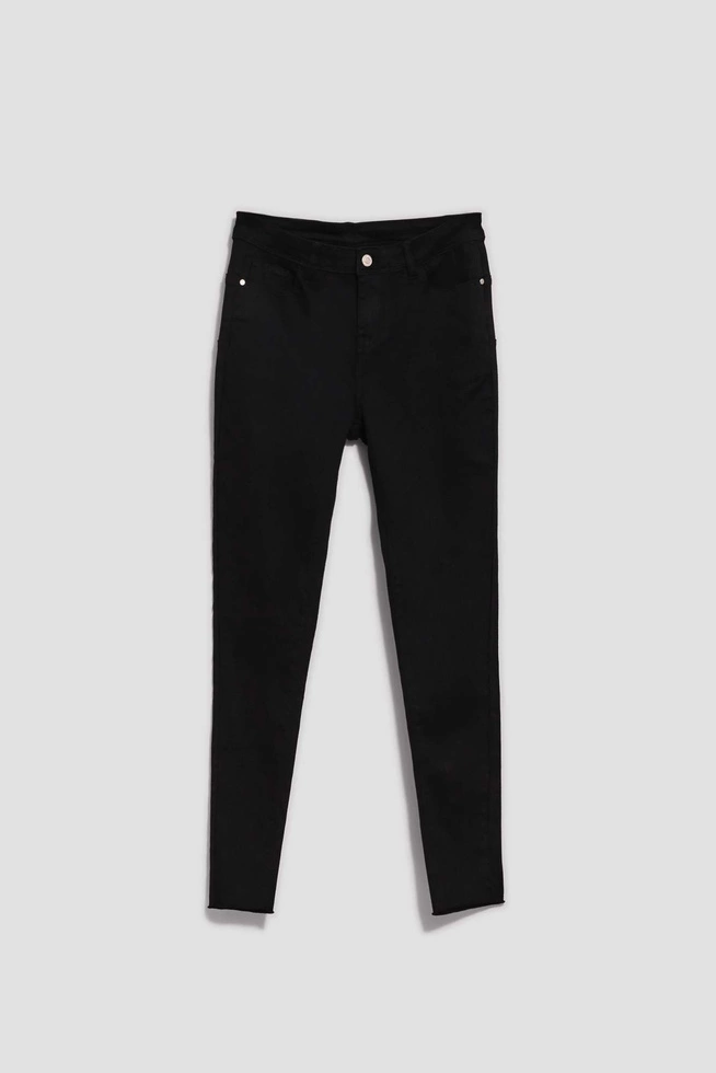 Jeansy skinny z postrzępionymi nogawkami push up czarne