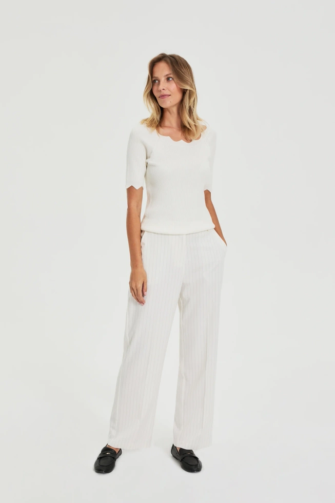 Dopasowany sweter biały