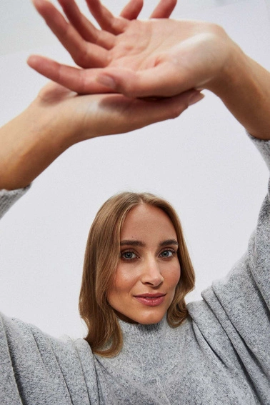 Sukienka z golfem jasnoszara