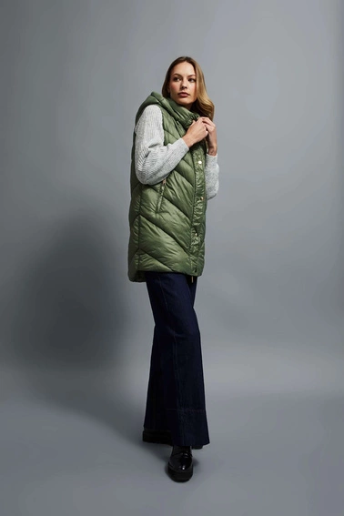 Pikowana kamizelka z kapturem oliwkowa