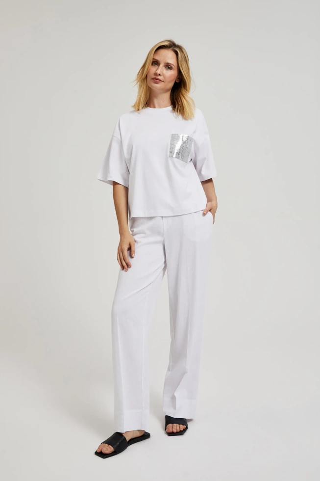 Bluzka z kieszonką ozdobioną cekinami biała