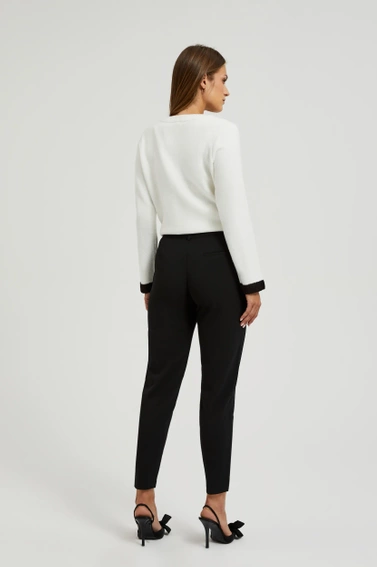 Gładkie spodnie z ozdobnym guzikiem czarne