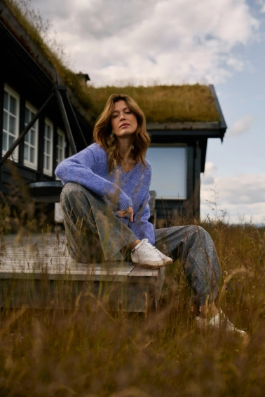 Sweter z dekoltem w serek niebieski