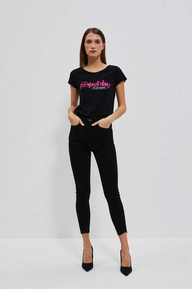 T-shirt z napisem czarny