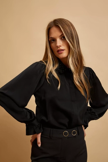 Koszula z ozdobnym kołnierzykiem czarna