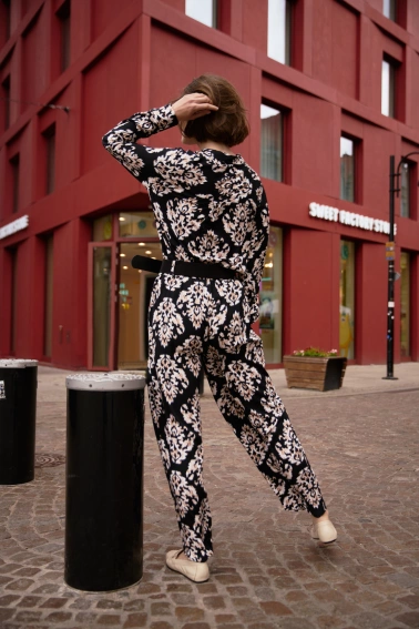 Wiskozowe spodnie z paskiem czarne