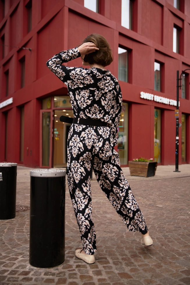 Wiskozowe spodnie z paskiem czarne