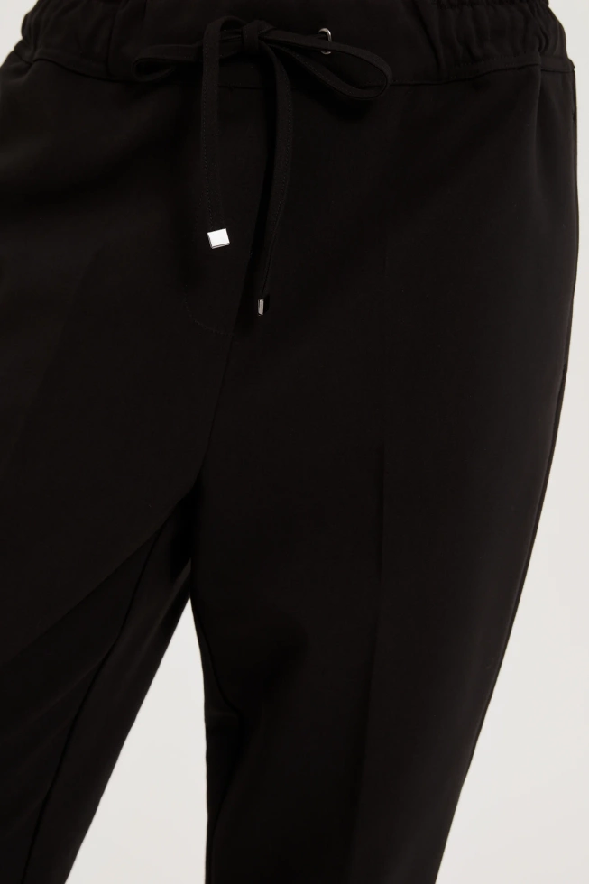 Spodnie w kant z prostymi nogawkami czarne