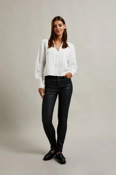 Krótki kardigan zapinany na guziki biały 