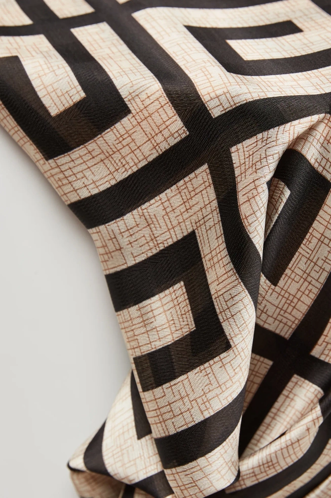Szalik w geometryczny wzór czarny