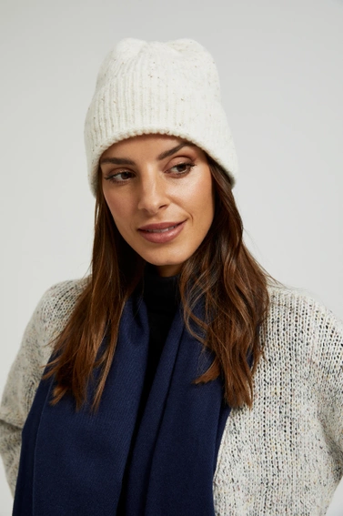 Czapka ze strukturalnego materiału biała